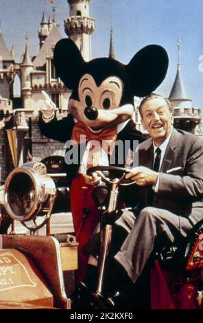 Animatore e produttore americano Walt Disney e Mickey mouse a Disneyland CA 1955 Foto Stock
