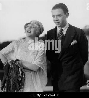 Robert Florey con Mae Murray, stella dei Follies di Ziegfeld prima di iniziare un carreer recitazione in Hollywood CA 1925 Foto Stock