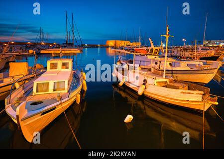 Fortezza Veneziana a Heraklion e barche da pesca ormeggiate, Creta, Grecia Foto Stock