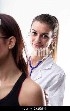 Medico o cardiologo che esamina una paziente di sesso femminile Foto Stock