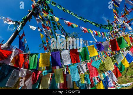 Bandiere buddiste di preghiera lunga a McLeod Ganj, Himachal Pradesh, India Foto Stock