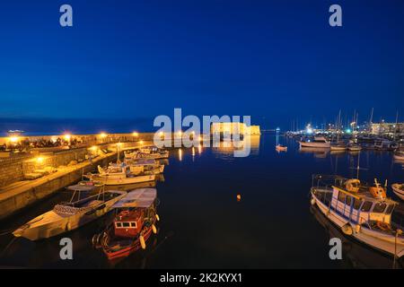 Fortezza Veneziana a Heraklion e barche da pesca ormeggiate, Creta, Grecia Foto Stock