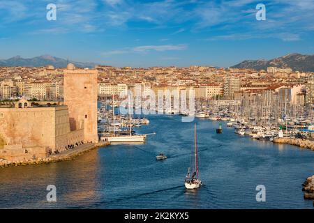 Gli yacht arrivano al porto vecchio di Marsiglia al tramonto. Marsiglia, Francia Foto Stock