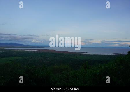 Vista dal campo sul lago Manyara dopo il tramonto Foto Stock