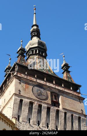 Sighisoaras famosa Torre dell'Orologio dall'esterno della Cittadella Foto Stock