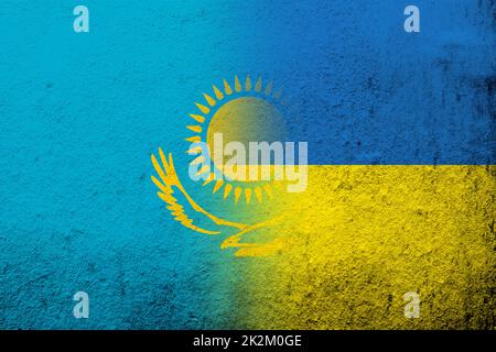 La Repubblica del Kazakistan bandiera nazionale con bandiera nazionale dell'Ucraina. Grunge sfondo Foto Stock