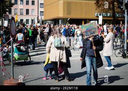 Monaco, Germania. 23rd Set, 2022. Il 23 settembre 2022 alcune migliaia di persone si sono riunite a Monaco, in Germania, per protestare insieme al venerdì per il futuro per la giustizia climatica, per l'estensione delle energie rinnovabili decentralizzate, per i trasporti pubblici a basso costo e per un fondo speciale di 100b milioni di euro per misure di protezione del clima e per la prevenzione delle crisi. Il motto dello sciopero globale sul clima era la gente, non il profitto. (Foto di Alexander Pohl/Sipa USA) Credit: Sipa USA/Alamy Live News Foto Stock