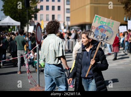 Monaco, Germania. 23rd Set, 2022. Il 23 settembre 2022 alcune migliaia di persone si sono riunite a Monaco, in Germania, per protestare insieme al venerdì per il futuro per la giustizia climatica, per l'estensione delle energie rinnovabili decentralizzate, per i trasporti pubblici a basso costo e per un fondo speciale di 100b milioni di euro per misure di protezione del clima e per la prevenzione delle crisi. Il motto dello sciopero globale sul clima era la gente, non il profitto. (Foto di Alexander Pohl/Sipa USA) Credit: Sipa USA/Alamy Live News Foto Stock