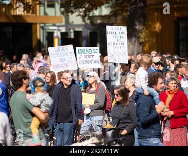 Monaco, Germania. 23rd Set, 2022. Il 23 settembre 2022 alcune migliaia di persone si sono riunite a Monaco, in Germania, per protestare insieme al venerdì per il futuro per la giustizia climatica, per l'estensione delle energie rinnovabili decentralizzate, per i trasporti pubblici a basso costo e per un fondo speciale di 100b milioni di euro per misure di protezione del clima e per la prevenzione delle crisi. Il motto dello sciopero globale sul clima era la gente, non il profitto. (Foto di Alexander Pohl/Sipa USA) Credit: Sipa USA/Alamy Live News Foto Stock