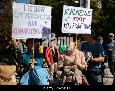 Monaco, Germania. 23rd Set, 2022. Il 23 settembre 2022 alcune migliaia di persone si sono riunite a Monaco, in Germania, per protestare insieme al venerdì per il futuro per la giustizia climatica, per l'estensione delle energie rinnovabili decentralizzate, per i trasporti pubblici a basso costo e per un fondo speciale di 100b milioni di euro per misure di protezione del clima e per la prevenzione delle crisi. Il motto dello sciopero globale sul clima era la gente, non il profitto. (Foto di Alexander Pohl/Sipa USA) Credit: Sipa USA/Alamy Live News Foto Stock