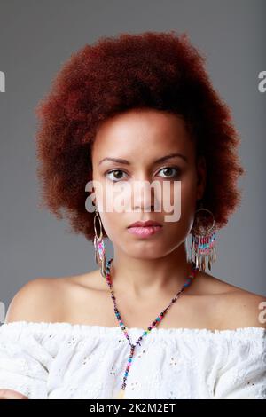 Bello elegante giovane donna nero ritratto di moda Foto Stock