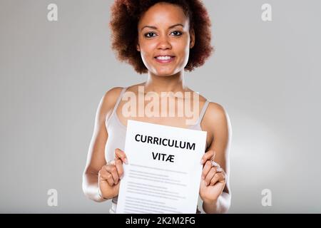 giovane donna che mostra il suo curriculum vitae Foto Stock