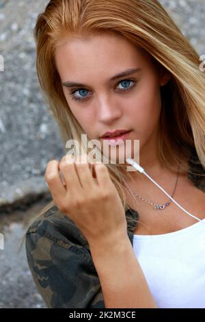 Grave giovane donna bionda pensiva con splendidi occhi blu Foto Stock