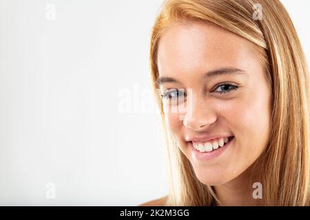 Giovane donna simpatica con un sorriso vivace Foto Stock