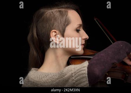 Dedicato violinista femminile che suona violino barocco Foto Stock
