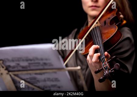 violinista che suona davanti al suo punteggio Foto Stock