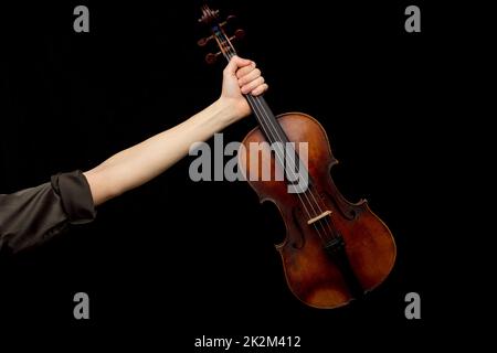 Donna che mostra un violino barocco classico Foto Stock