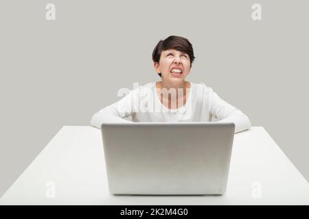 donna infelice e disperata con notebook Foto Stock