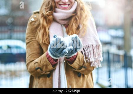 Ora devo solo fare una palla di neve. Sparato di una donna irriconoscibile godendo di essere fuori nella neve. Foto Stock