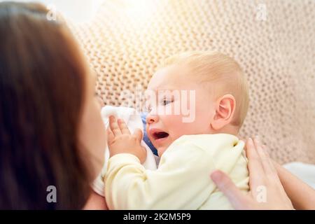 Ma non voglio dormire ora. Scatto di una madre che cerca di mettere il suo bambino a dormire. Foto Stock