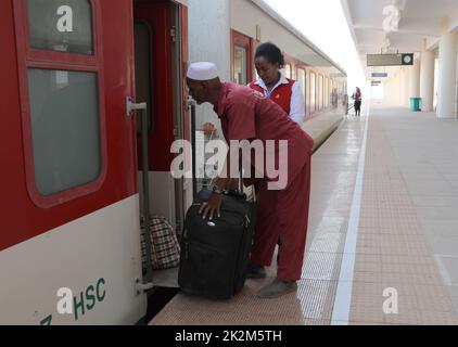 Gibuti. 19th Set, 2022. Un lavoratore trasporta bagagli per i passeggeri alla stazione ferroviaria di Nagad lungo la ferrovia Etiopia-Gibuti a Gibuti, 19 settembre 2022. La ferrovia a scartamento standard Etiopia-Gibuti, lunga 752,7 km e costruita dai cinesi, conosciuta anche come la ferrovia Addis Abeba-Gibuti, è la prima ferrovia trans-boundary completamente elettrificata del continente africano. L'azienda ferroviaria Etiopia-Gibuti ha registrato un aumento delle entrate durante i suoi quattro anni di attività, mentre ha guidato la crescita economica e l'industrializzazione lungo il percorso. Credit: Dong Jianghui/Xinhua/Alamy Live News Foto Stock