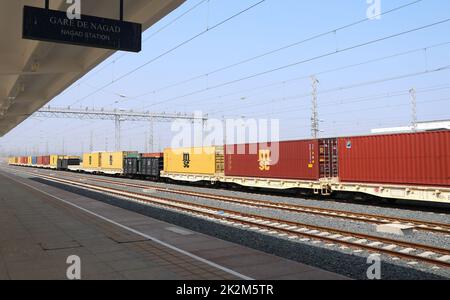 Gibuti. 19th Set, 2022. Un treno ferma alla stazione ferroviaria di Nagad lungo la ferrovia Etiopia-Gibuti a Gibuti, 19 settembre 2022. La ferrovia a scartamento standard Etiopia-Gibuti, lunga 752,7 km e costruita dai cinesi, conosciuta anche come la ferrovia Addis Abeba-Gibuti, è la prima ferrovia trans-boundary completamente elettrificata del continente africano. L'azienda ferroviaria Etiopia-Gibuti ha registrato un aumento delle entrate durante i suoi quattro anni di attività, mentre ha guidato la crescita economica e l'industrializzazione lungo il percorso. Credit: Dong Jianghui/Xinhua/Alamy Live News Foto Stock