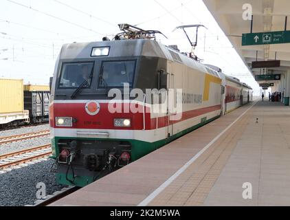 Gibuti. 19th Set, 2022. Un treno ferma alla stazione ferroviaria di Nagad lungo la ferrovia Etiopia-Gibuti a Gibuti, 19 settembre 2022. La ferrovia a scartamento standard Etiopia-Gibuti, lunga 752,7 km e costruita dai cinesi, conosciuta anche come la ferrovia Addis Abeba-Gibuti, è la prima ferrovia trans-boundary completamente elettrificata del continente africano. L'azienda ferroviaria Etiopia-Gibuti ha registrato un aumento delle entrate durante i suoi quattro anni di attività, mentre ha guidato la crescita economica e l'industrializzazione lungo il percorso. Credit: Dong Jianghui/Xinhua/Alamy Live News Foto Stock