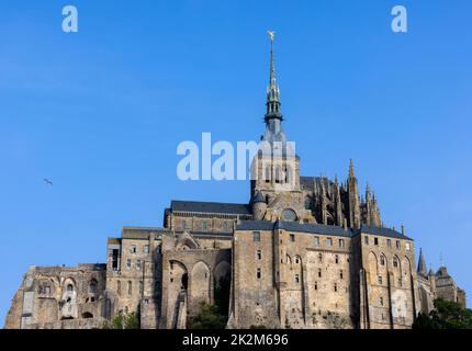 Le Mont Saint-Michel (Monte di San Michele), una piccola isola rocciosa di marea, famosa per la sua abbazia medievale, Avranches, Normandia, Francia. Foto Stock