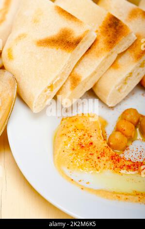 Hummus con pane pita Foto Stock