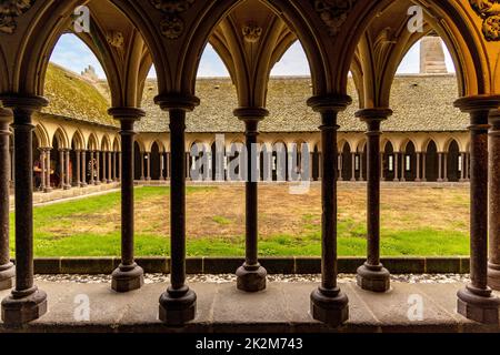 Chiostro vista dell'abbazia medievale di le Mont Saint-Michel (Monte di San Michele), Avranches, Normandia, Francia. Foto Stock