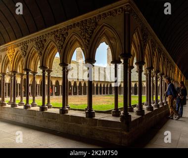 Chiostro vista dell'abbazia medievale di le Mont Saint-Michel (Monte di San Michele), Avranches, Normandia, Francia. Foto Stock