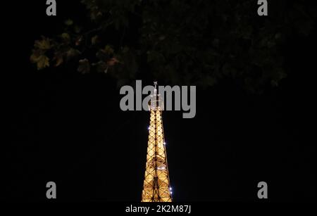 Parigi, Francia. 22nd Set, 2022. L'illuminazione della Torre Eiffel è visibile a Parigi, in Francia, 22 settembre 2022. Le luci saranno spente alla Torre Eiffel alle 23:45, non appena l'ultimo turista parte, invece delle 1:00:00 correnti dal 23 settembre per contribuire a risparmiare energia. Credit: Gao Jing/Xinhua/Alamy Live News Foto Stock