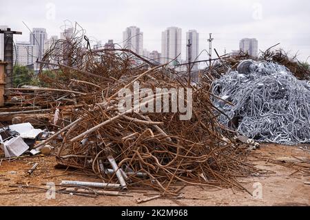 Un solo uomo nel cestino è un altro uomo tesoro Foto Stock