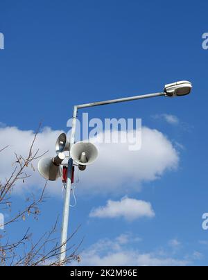 asta di illuminazione elettrica stradale e diffusori di annuncio-diffusori di annuncio della città Foto Stock