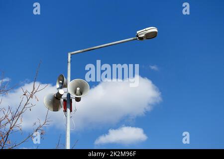 asta di illuminazione elettrica stradale e diffusori di annuncio-diffusori di annuncio della città Foto Stock
