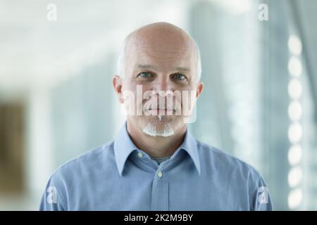 Uomo d'affari che guarda con intelligenza la fotocamera Foto Stock