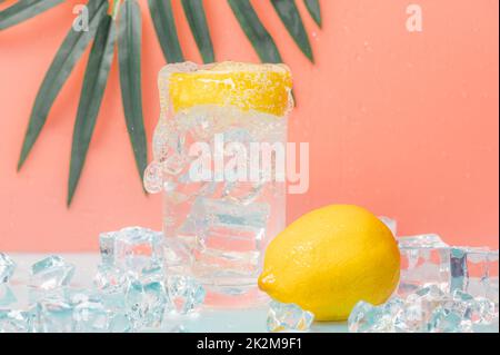 fresco drink estivo di ghiaccio, soda di limone con sfondo colorato. Foto Stock