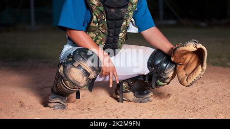 Baseball, giocatore e segno di un gesto di mano sportiva o segnali per la strategia di gioco che mostra il curveball su un campo. Catcher che tiene il guanto della sfera nello sport Foto Stock