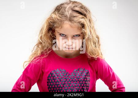 Preteen ragazza sulky fare faccia arrabbiata Foto Stock