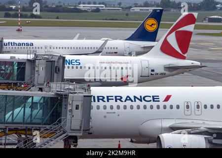 PRAGA, REPUBBLICA CECA, SETTEMBRE 15 2022, Un aereo parcheggiato in fila presso il terminal dell'aeroporto internazionale Foto Stock