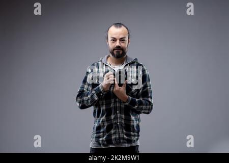 Rilassato amichevole attraente uomo bearded Foto Stock