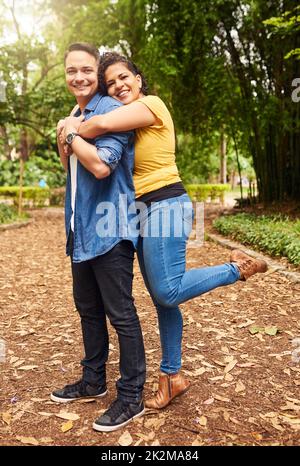 HES mio un vero amore. Ritratto completo di una giovane coppia affettuosa che si gode la giornata nel parco. Foto Stock