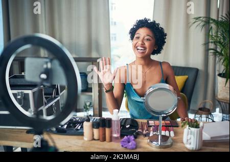 Iscriviti per ulteriori suggerimenti di bellezza. Shot di un influencer che registra un tutorial di trucco per il suo blog a casa. Foto Stock