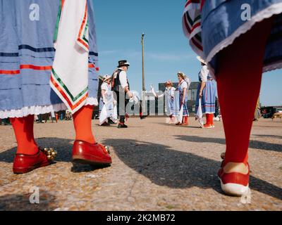 Ballerini Morris sullo spazio aperto Stade al festival Jack in the Green 2022 maggio - Hastings East Sussex Inghilterra UK Foto Stock