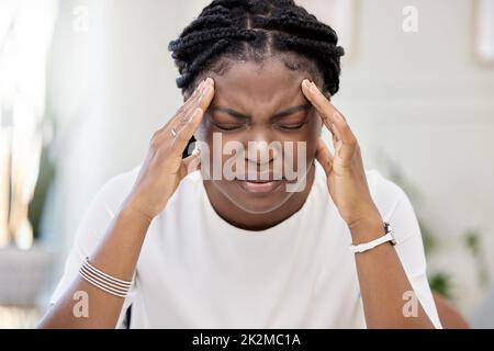 Ive ha avuto troppo da fare oggi. Shot di una giovane donna d'affari che soffre di un mal di testa sul lavoro. Foto Stock