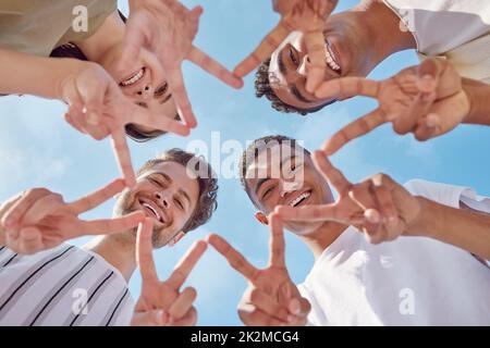 Brillate più di una stella. Girato di un gruppo di giovani amici che fanno una stella con le loro mani fuori. Foto Stock