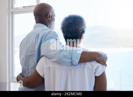 Due piselli in una cialda. Scatto di una coppia che guarda la vista in una casa. Foto Stock