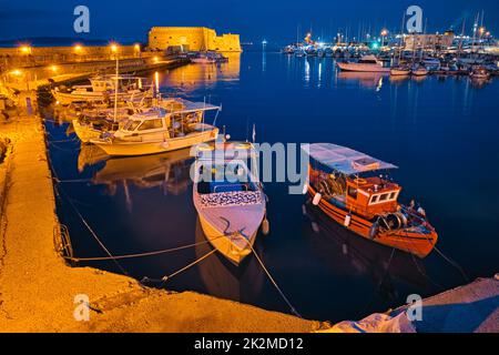 Fortezza Veneziana a Heraklion e barche da pesca ormeggiate, Creta, Grecia Foto Stock