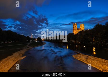 Fiume Isar, parco e chiesa di San Massimiliano dal ponte di Reichenbach. Monaco, Baviera, Germania. Foto Stock