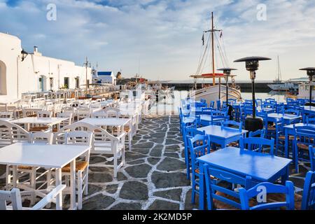 Pittoresca strada cittadina di Naousa sull'isola di Paros, Grecia Foto Stock